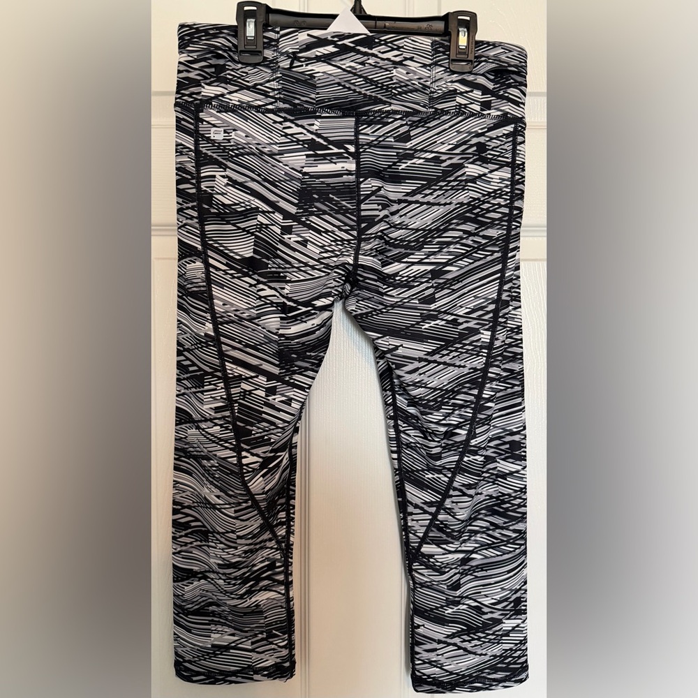 Fabletics Black and White Patterned Leggings NWT - image 3